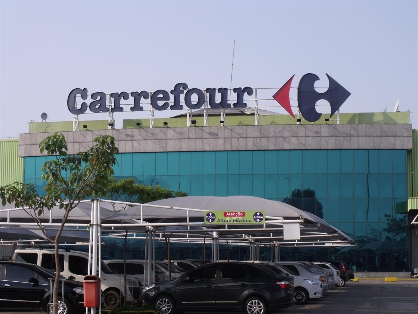 Carrefour vai fechar todas as suas lojas em BH e devolvê-las ao