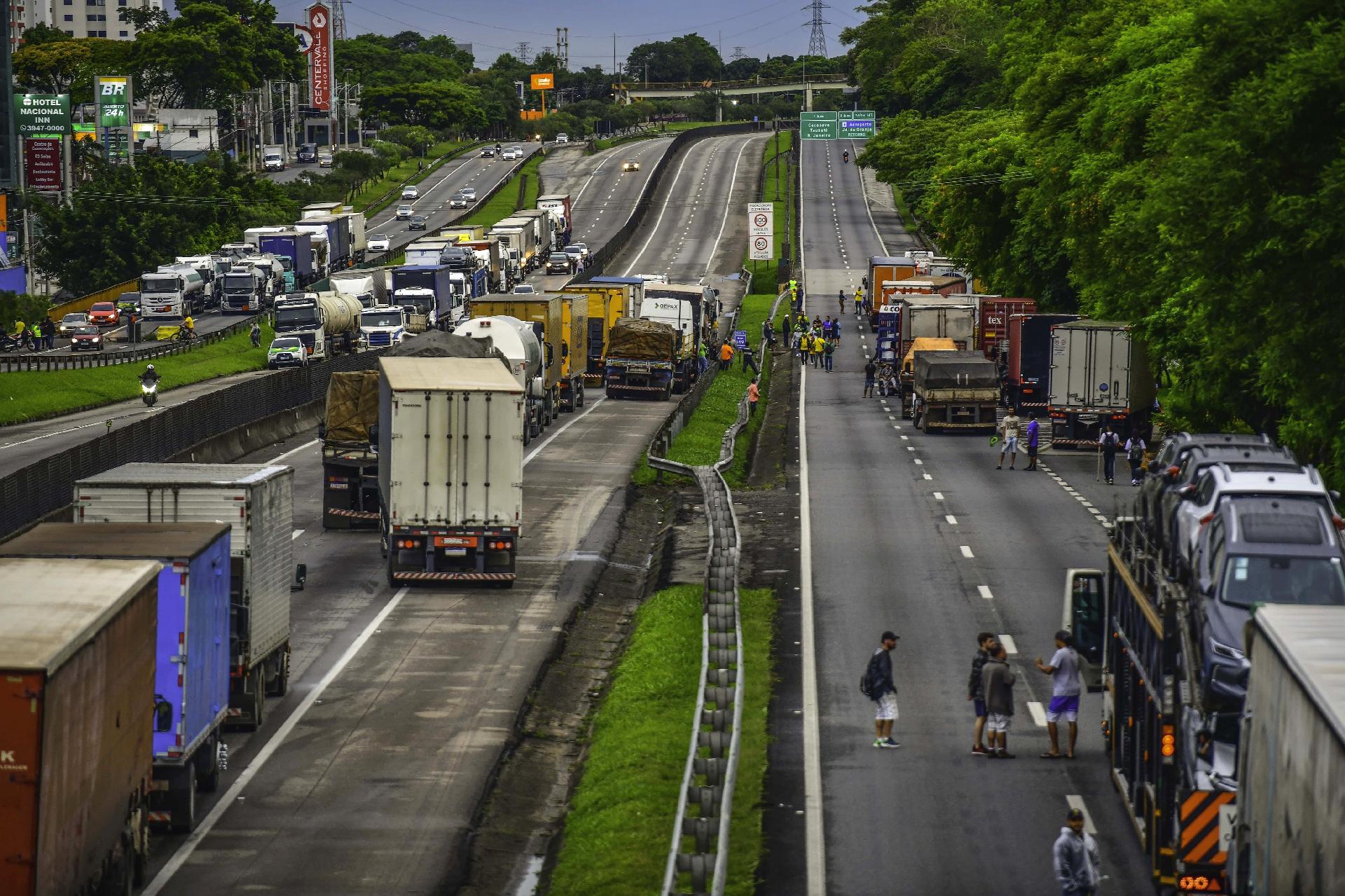 Ônibus que levava time da Série D tomba na estrada a caminho de jogo;  Ninguém se feriu, brasileirão série d