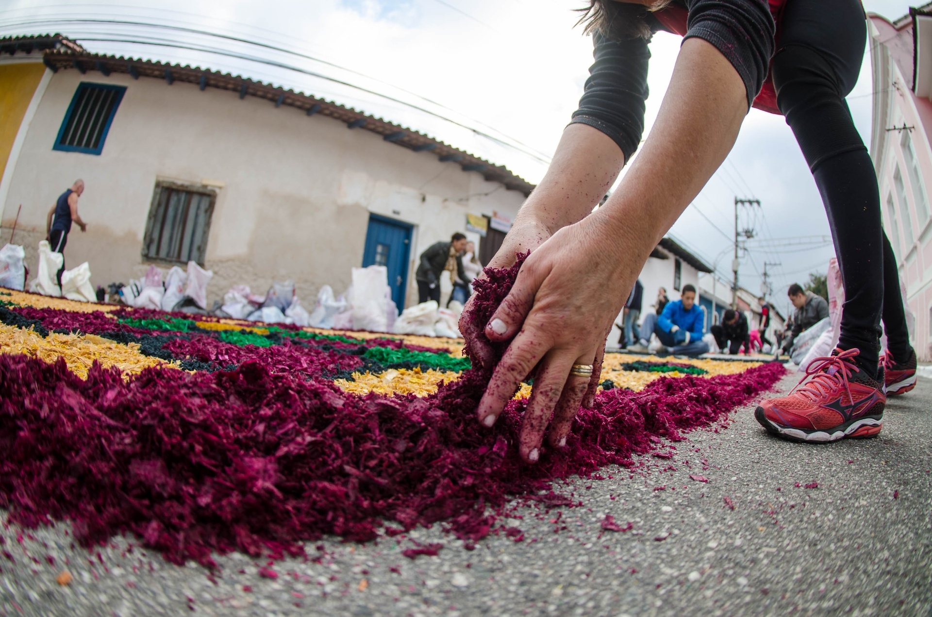 Fotos Católicos confeccionam tapetes de rua para celebrar Corpus Christi 15/06/2017 UOL