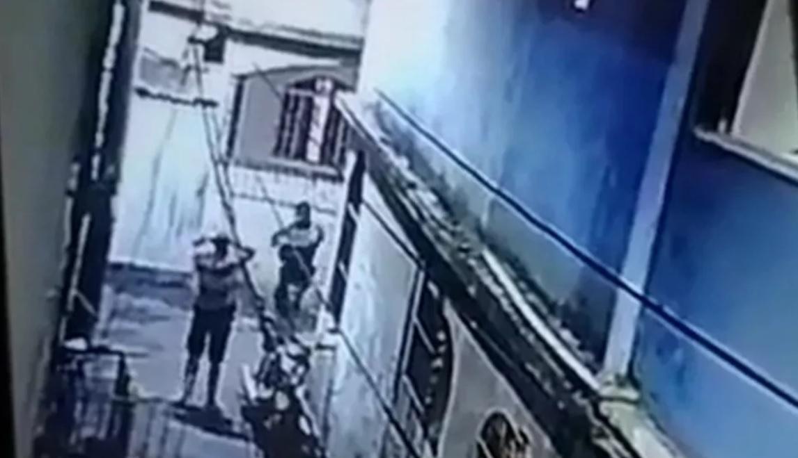 Imagens mostram homem rendido ser baleado por PM