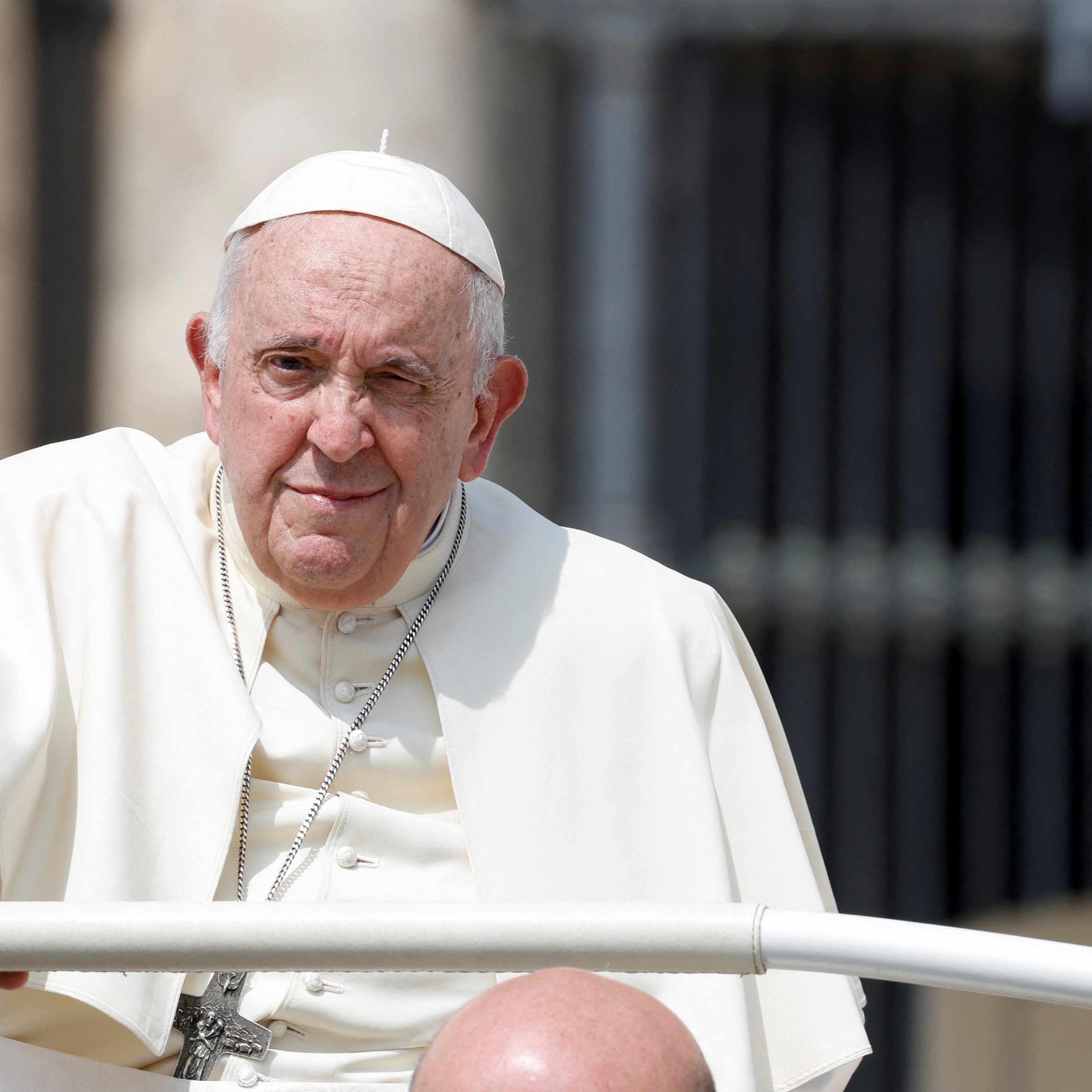 Papa Francisco toma decisão rara e demite bispo conservador dos