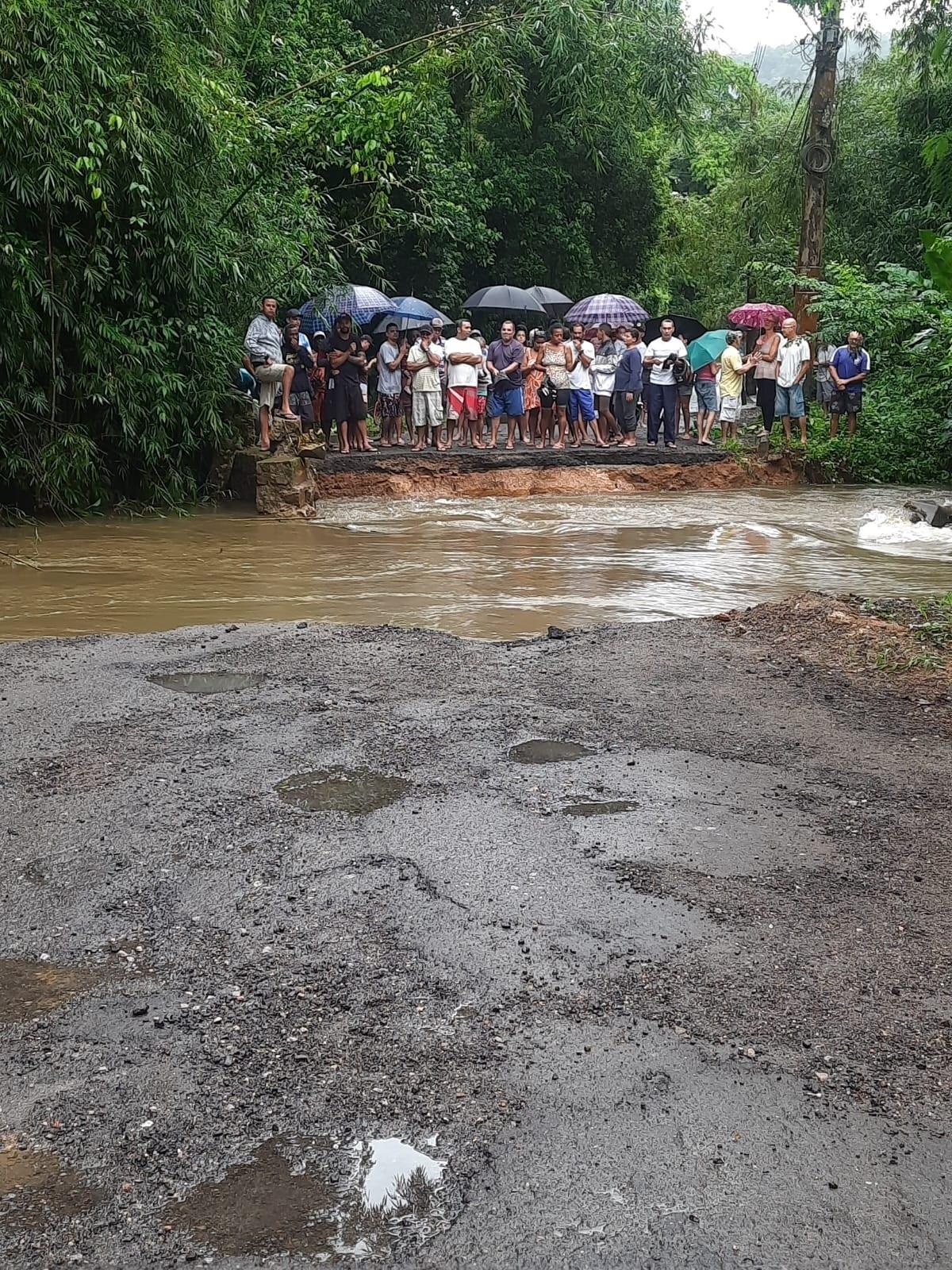 Ponte caiu em Ubatuba, no litoral norte de São Paulo, devido às chuvas