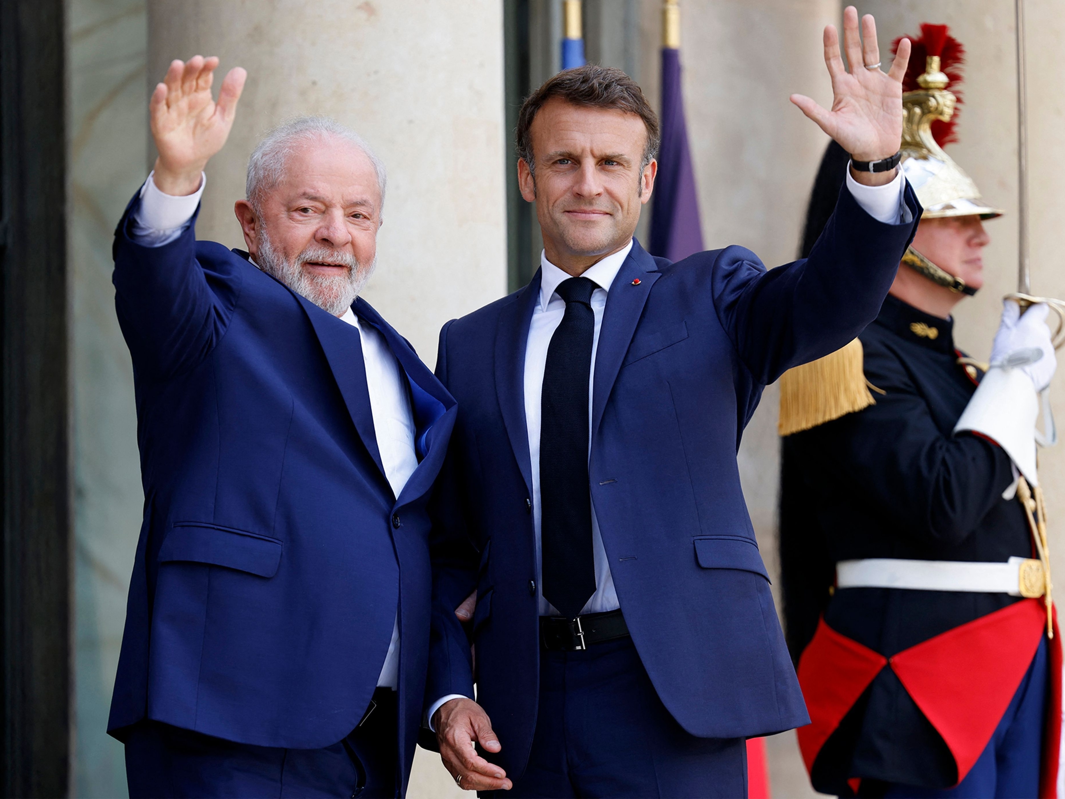 Presidente francês Macron manda fechar todas as escolas do país