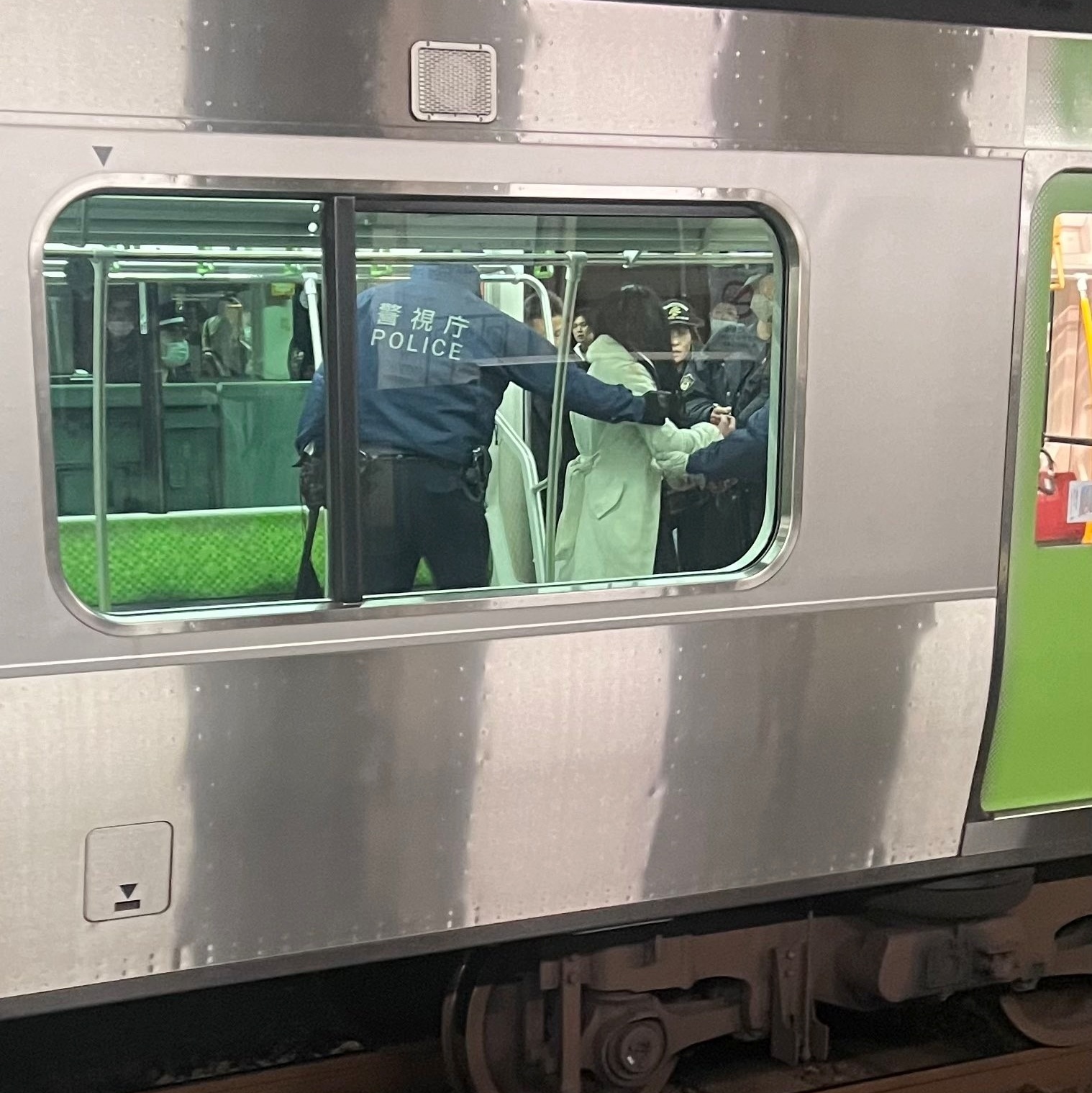 Mulher é presa após esfaquear quatro passageiros em trem no Japão