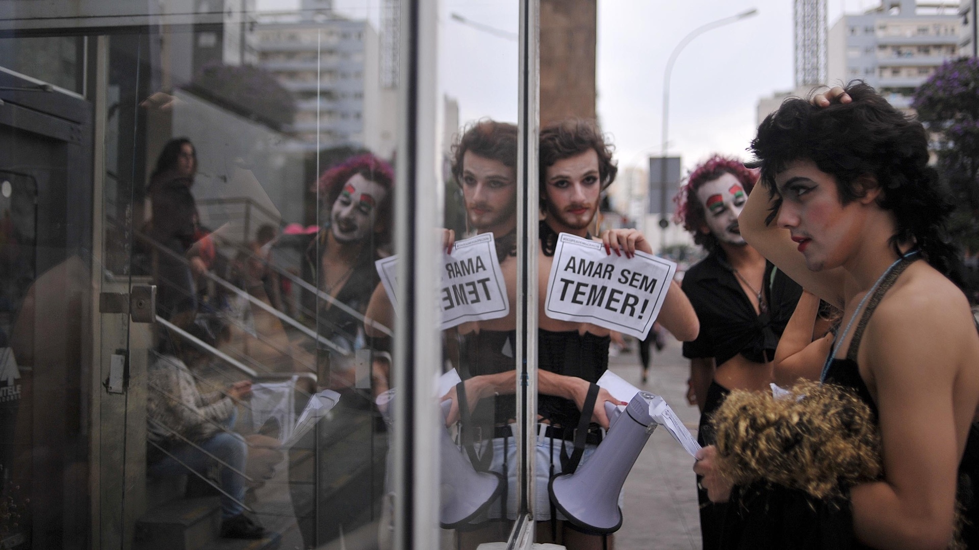 Parada Gay Em Sp Tem Cartaz E Gritos De Fora Temer 29 05 2016