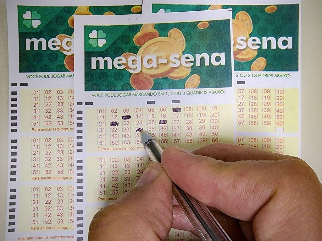 Bolão da Mega-Sena feito em Santos deixa 44 apostadores milionários