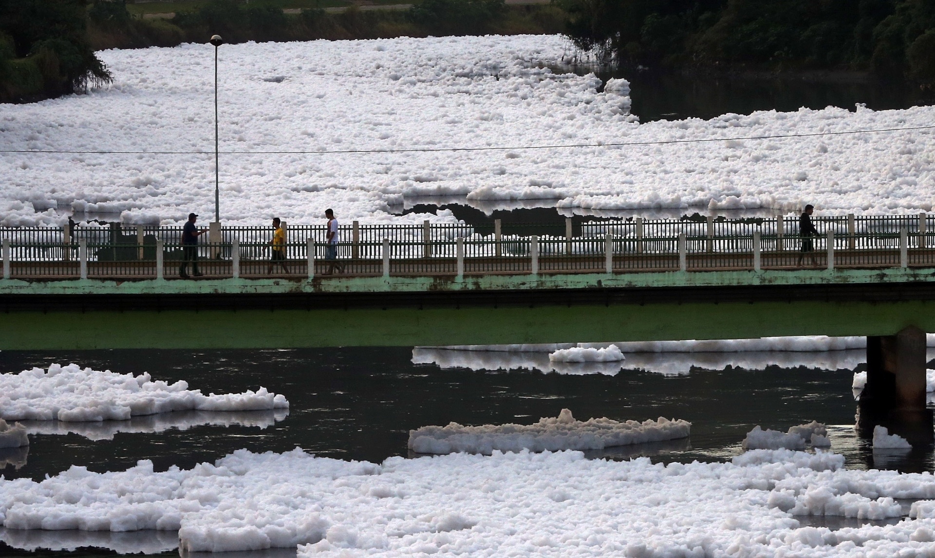 Fotos Espuma Da Polui O Do Rio Tiet Avan A Sobre Cidades No Interior