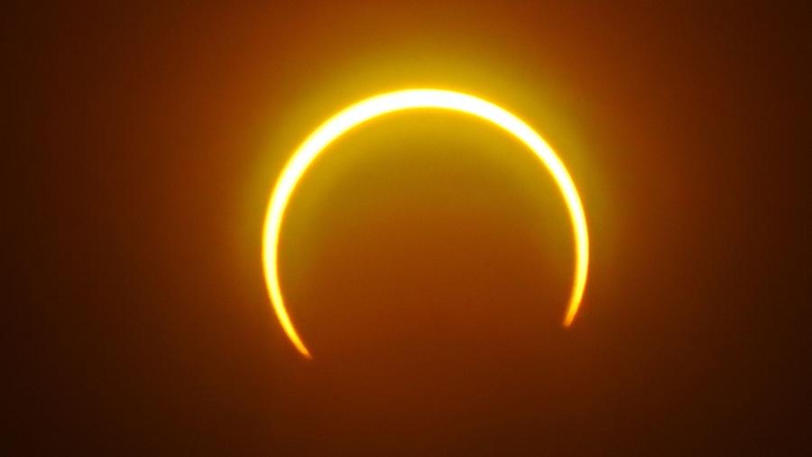 Eclipse solar anular acontece quando a Lua se move e cobre a luz solar - FERDINANDH CABRERA/AFP