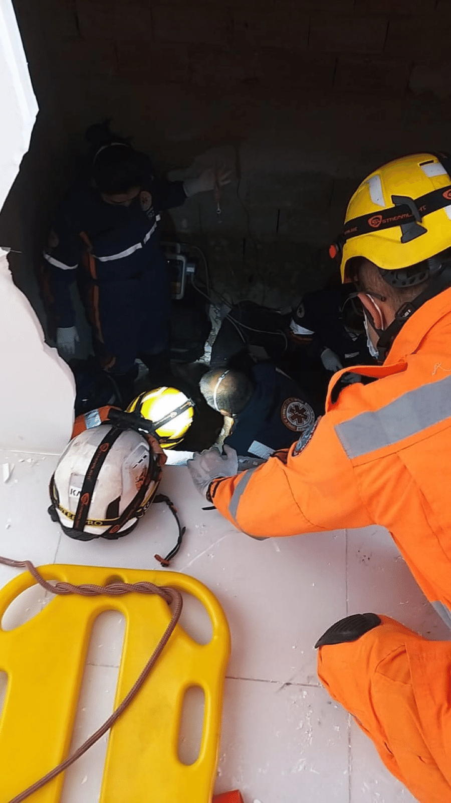 Vidraceiro morre ao cair de 4º andar em poço de elevador em MG