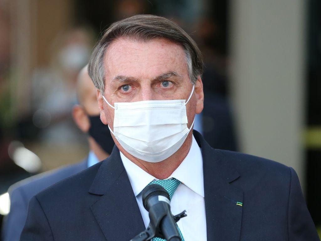 Bolsonaro insinua que vacinas de covid causam trombose e embolia
