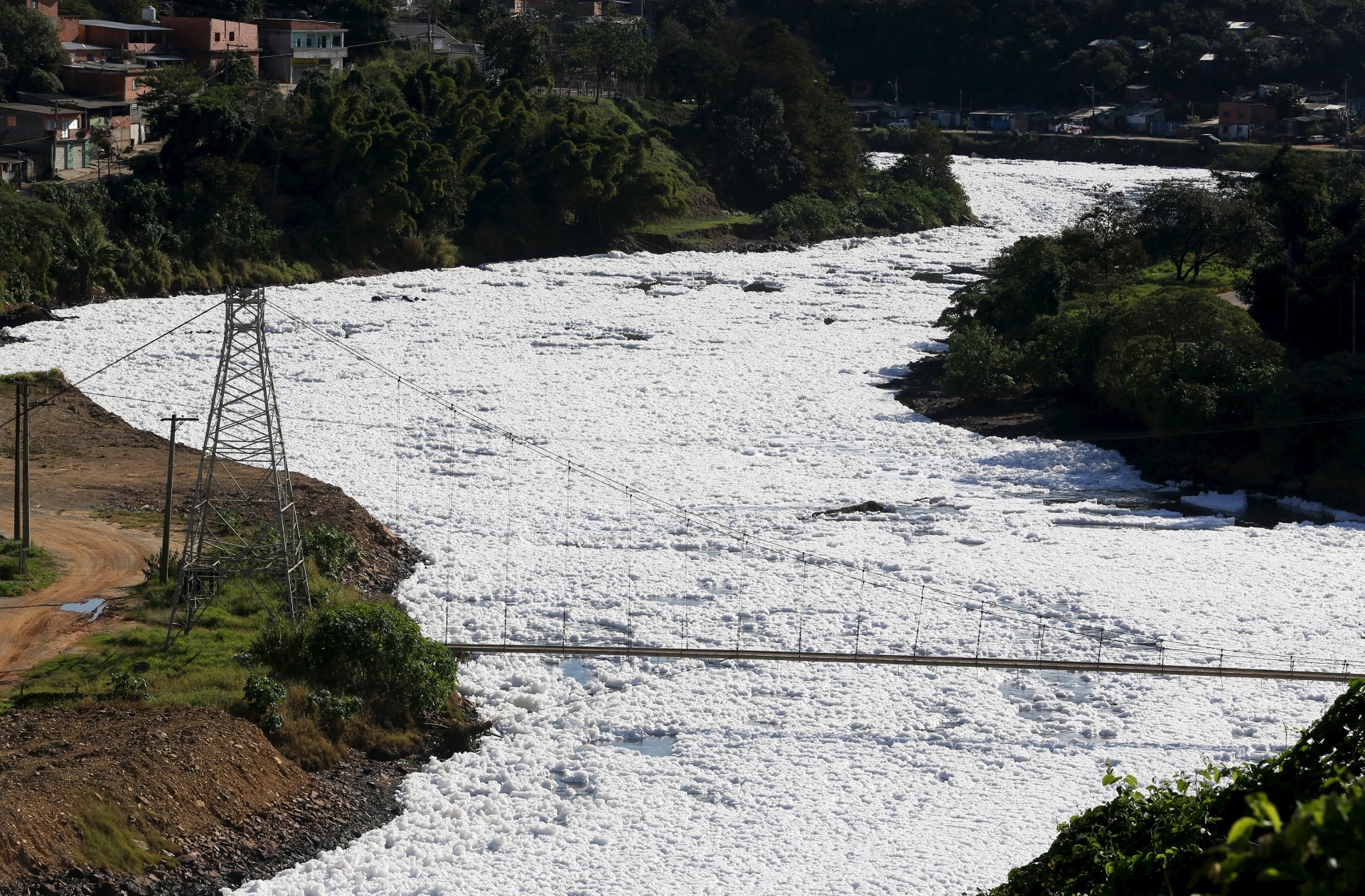 Espuma De Polui O Do Rio Tiet Invade Ruas De Pirapora Do Bom Jesus