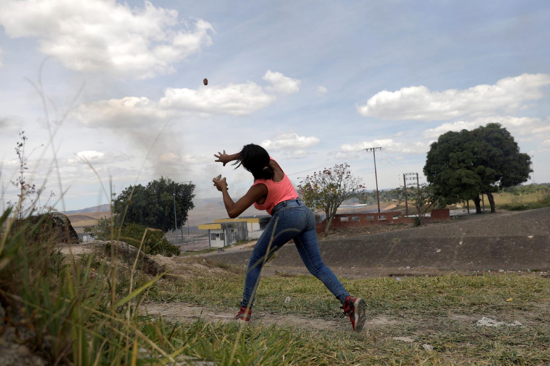 Venezuela Fluxo De Imigrantes Continua Na Fronteira 2 Militares Desertam 24022019 Uol 9999