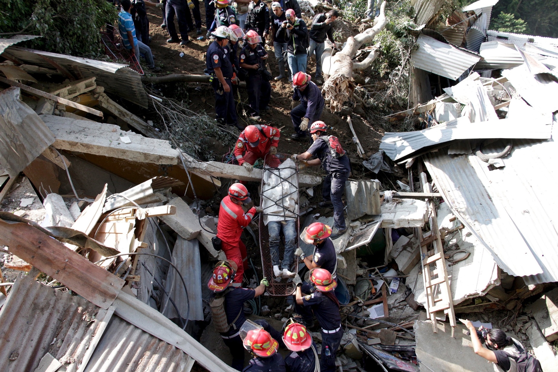 Sobe Para 48 O Número De Mortos Em Deslizamento De Terra Na Guatemala 03102015 Uol Notícias 