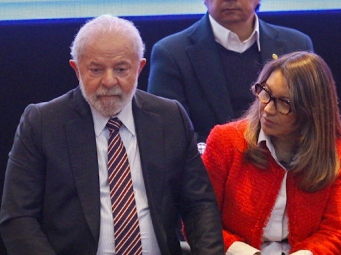 Mestre de Cerimônias interrompe #Lula e encerra evento antes da