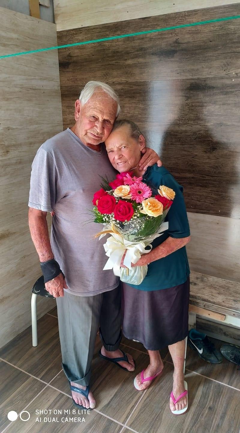 Casal se casa pela 2ª vez para que avó com Alzheimer; assista à cerimônia