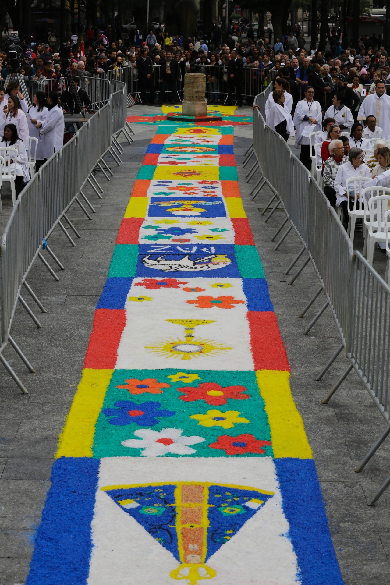Fotos Católicos confeccionam tapetes de rua para celebrar Corpus Christi 15/06/2017 UOL