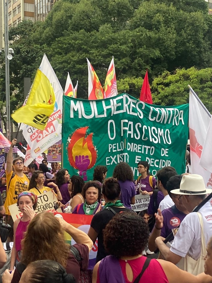 Ato de mulheres em SP pede legalização do aborto e cessar-fogo em Gaza