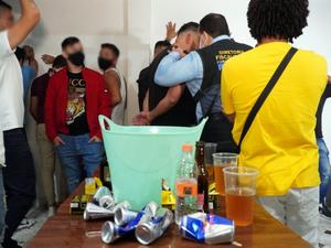 Festa clandestina em SC polícia interrompe aglomeração no mar