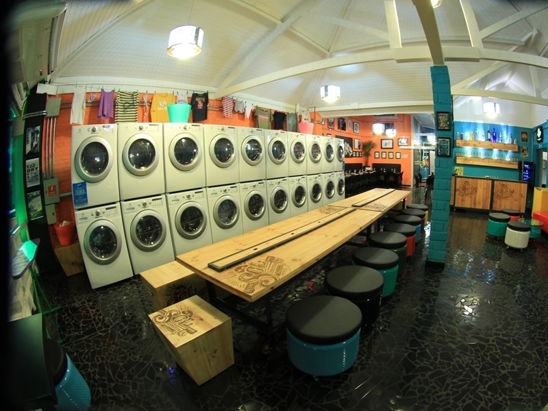 Lavanderia de luxo tem bar, cafeteria, bancada de trabalho --e roupa