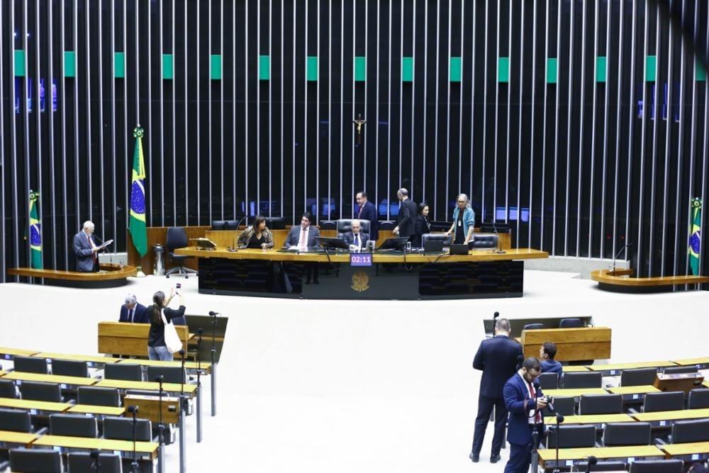 Câmara aprova texto-base do arcabouço fiscal, Netflix começa a