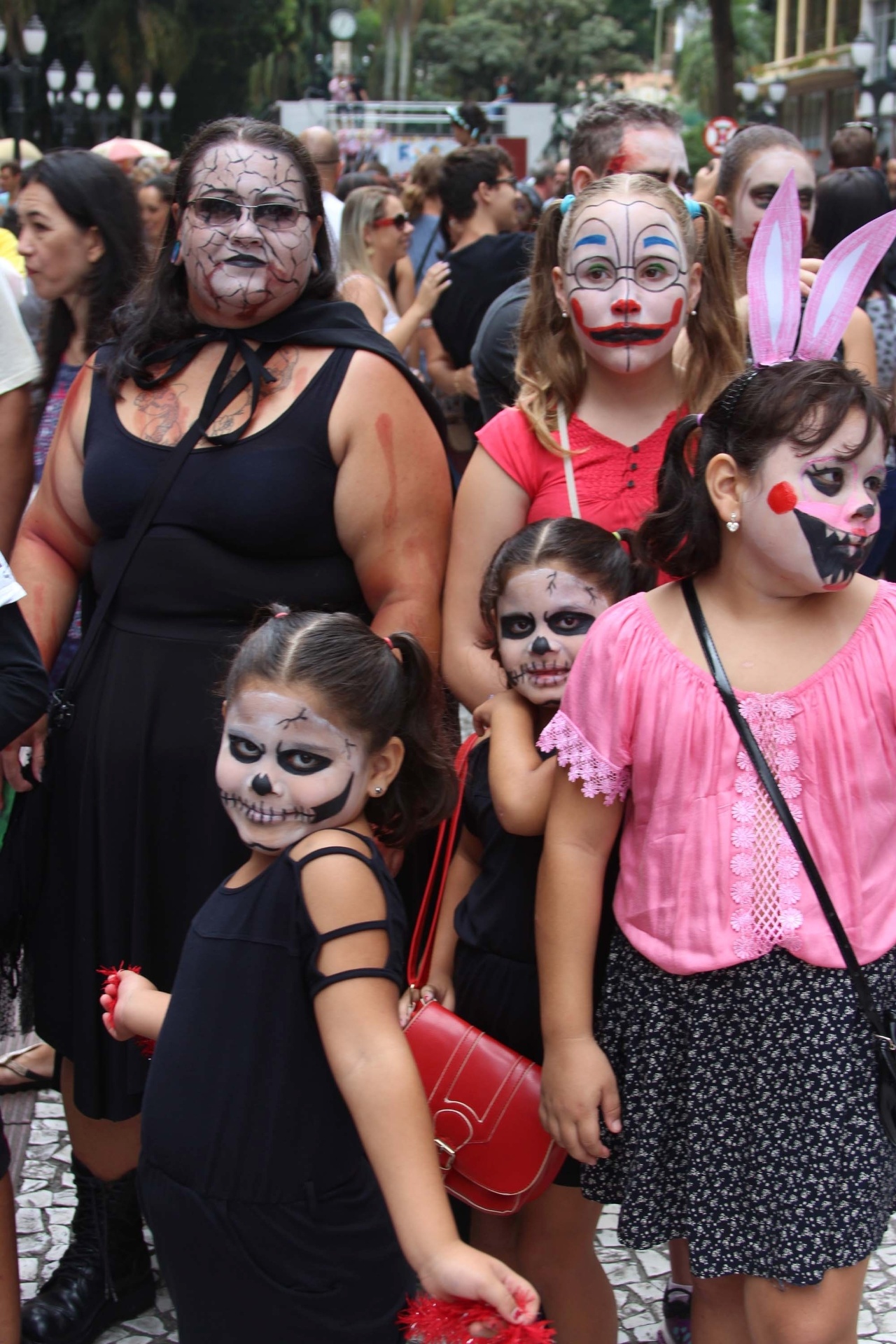 Fotos Zumbis Invadem Carnaval Em Curitiba Uol Not Cias