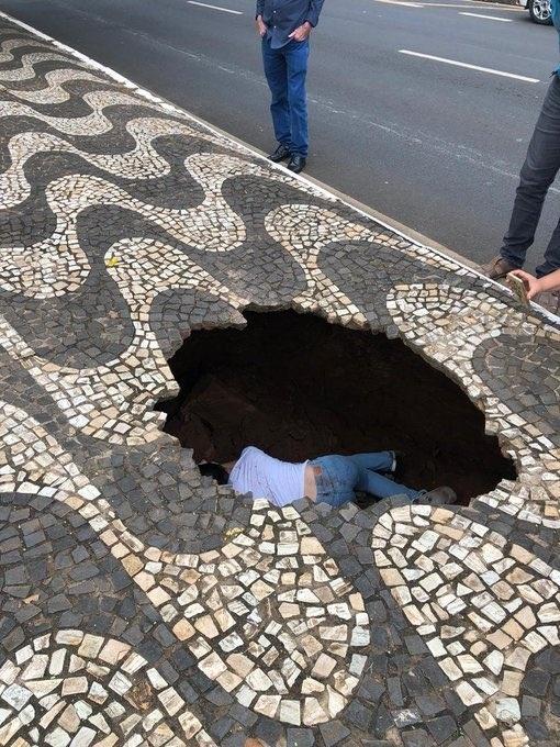 Homem cai em buraco de calçada e quase é devorado por ratos - Fotos - R7  Hora 7