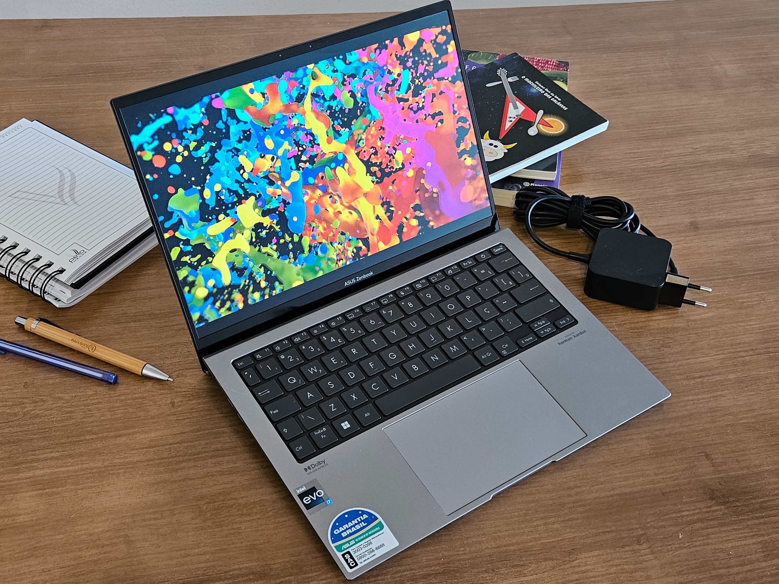 ASUS Zenbook S 13 OLED vale a pena? Confira o review