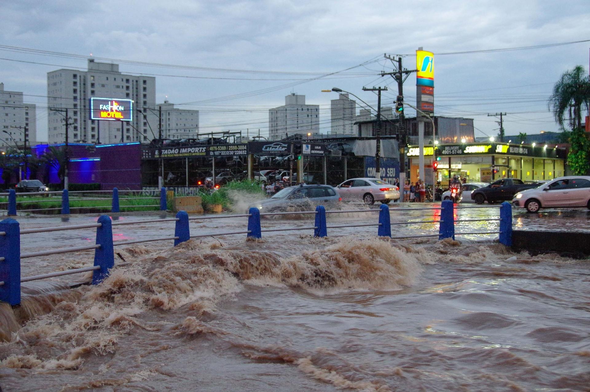 Chuva alaga vias na Grande São Paulo duas pessoas morreram 23 11