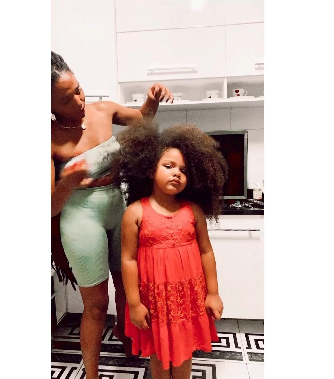 Criança viraliza exaltando cabelos cacheados: “Sou minha própria
