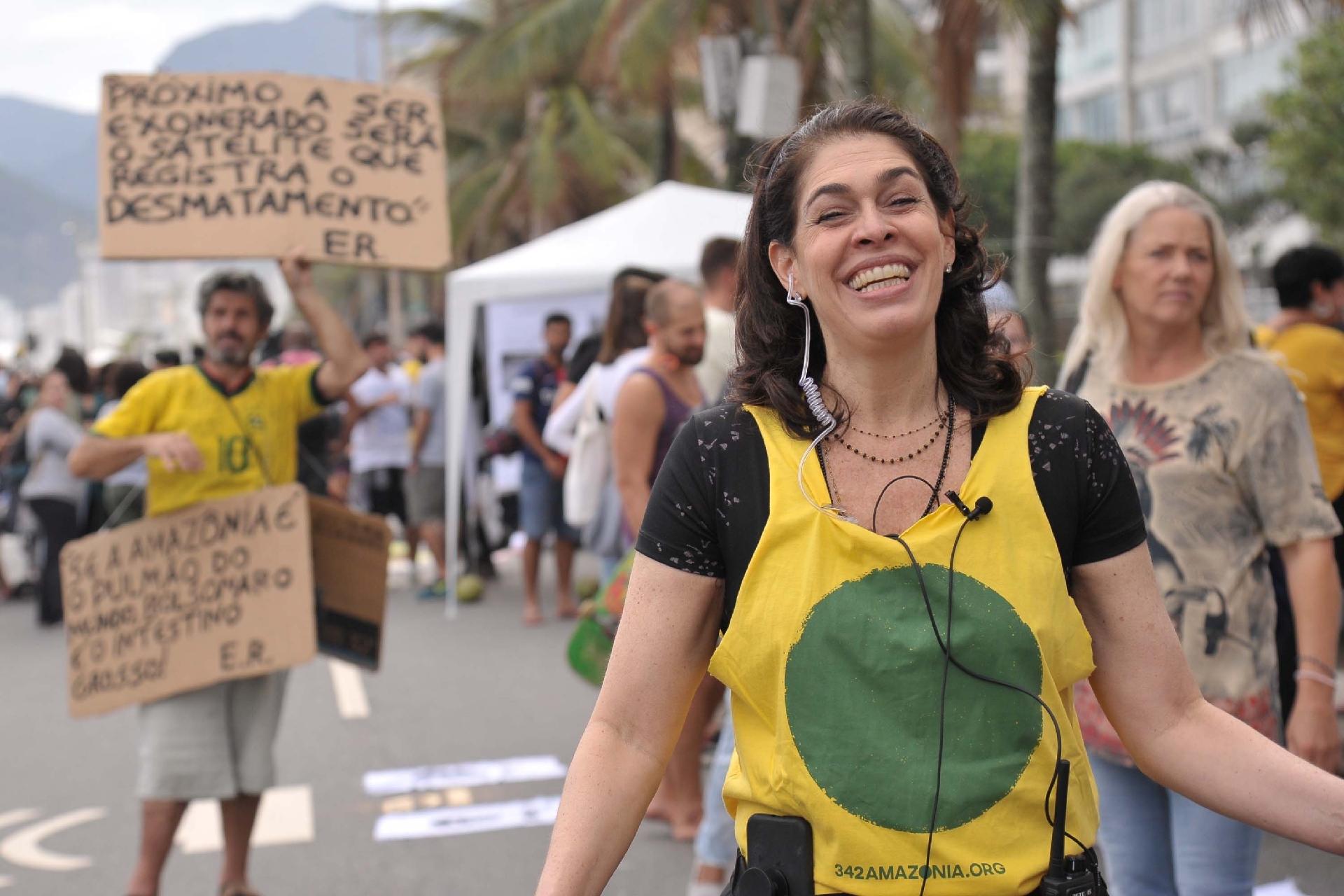 Fotos Famosos se reúnem em protesto pela Amazônia na praia de Ipanema