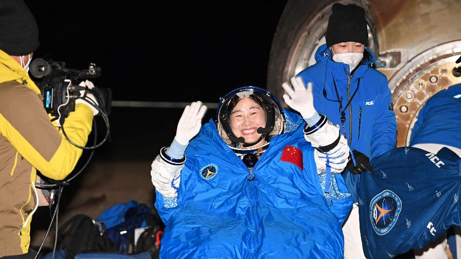 Astronautas Chineses Retornam Terra Ap S Miss O Bem Sucedida De