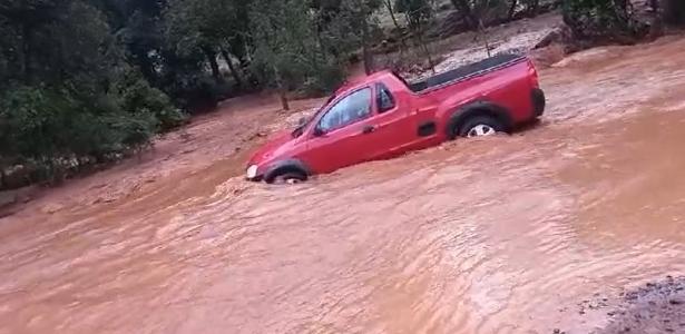 Chuvas fortes e inundações derrubam pontes em cidade de Santa Catarina