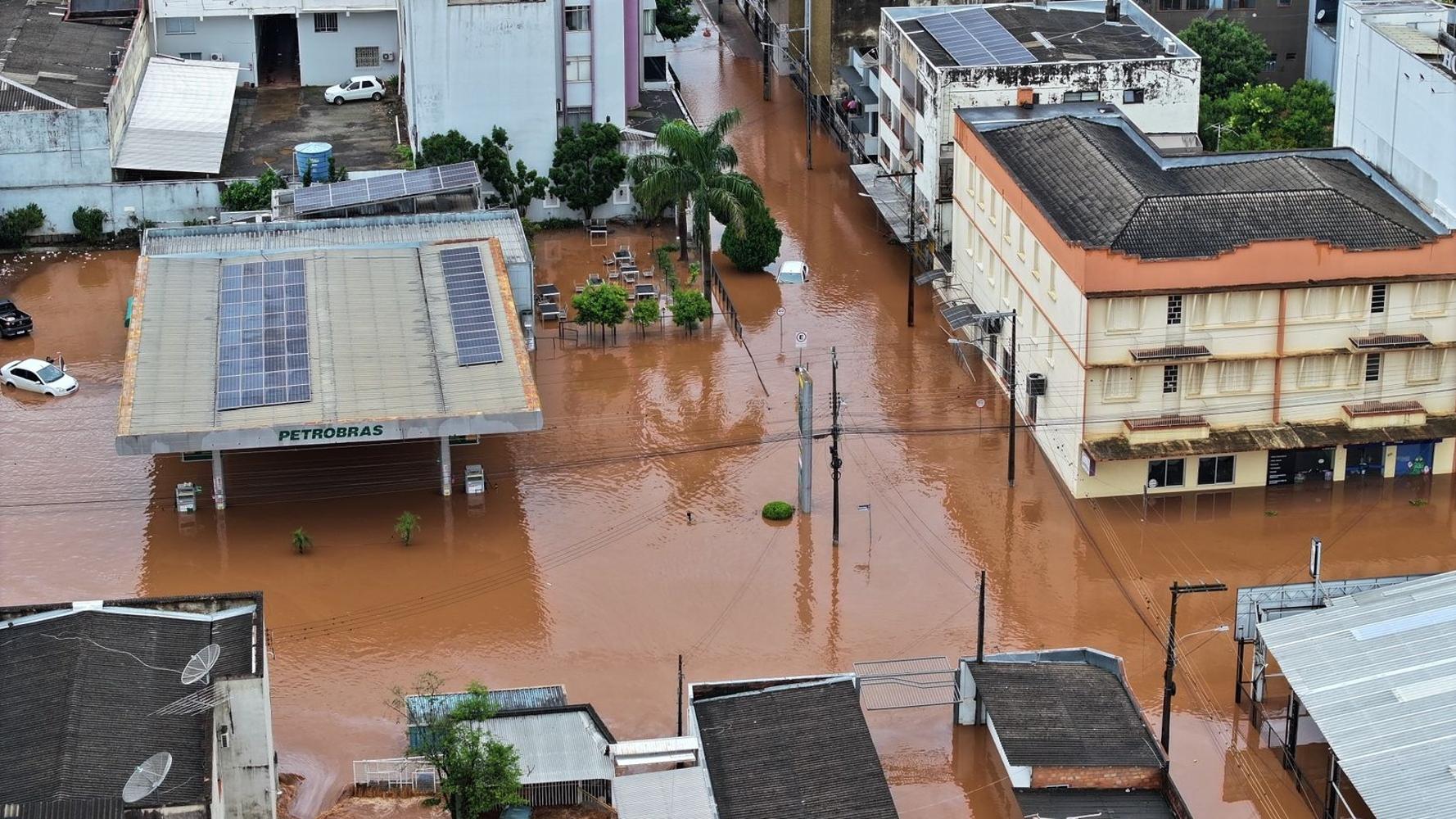 Fortes chuvas deixam rastro de destruição e pessoas desalojadas em SC