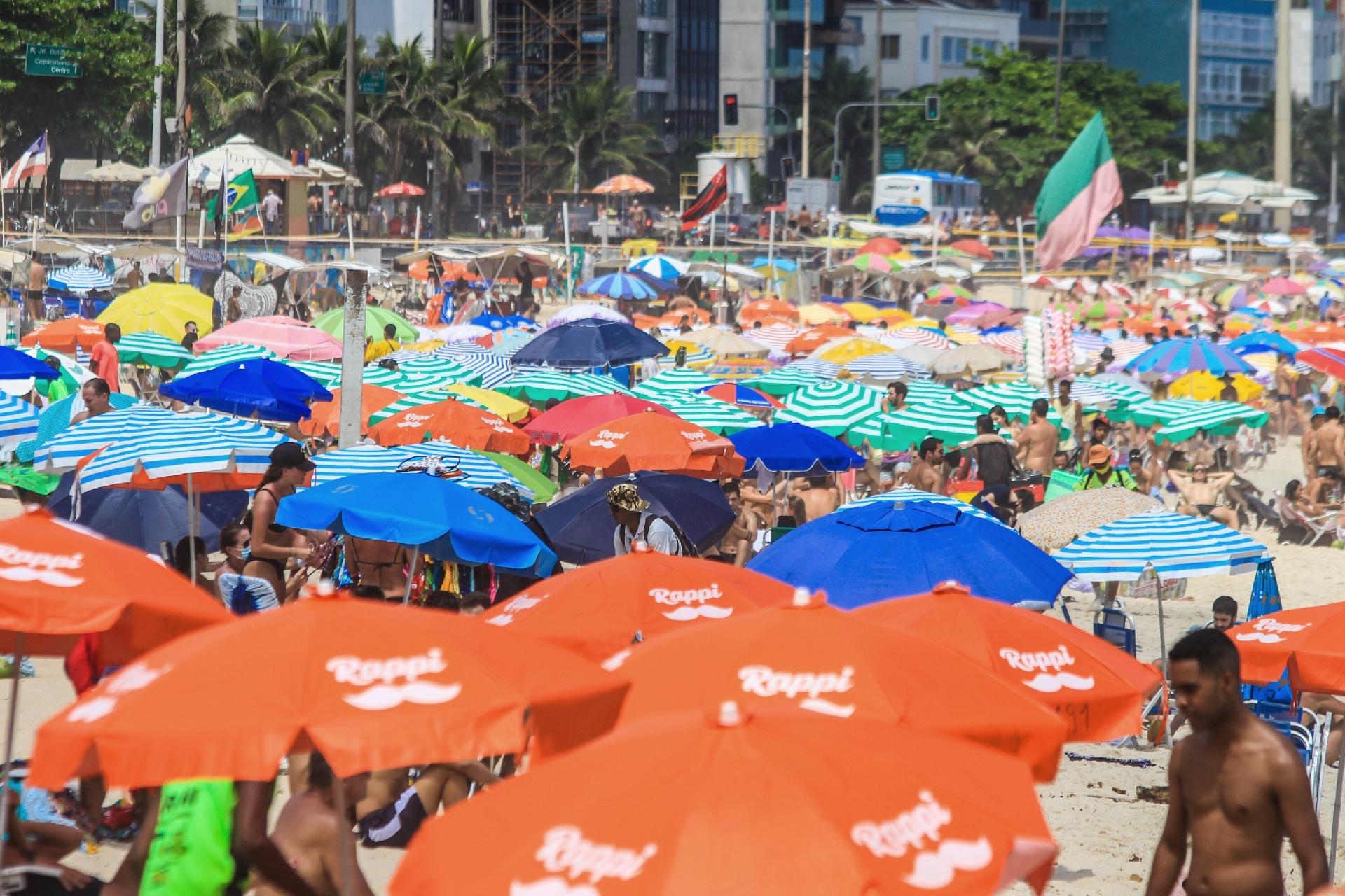 Cariocas Voltam S Praias Apesar De Alta De Casos De Covid