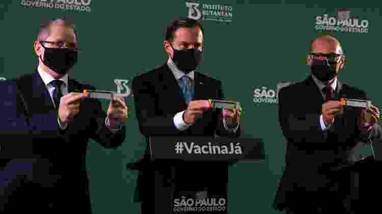 O governador de São Paulo, João Doria (PSDB), segura caixa da CoronaVac ao lado do secretário estadual de Saúde, Jean Gorinchteyn, e o diretor do Instituto Butantan, Dimas Covas - Divulgação - Divulgação