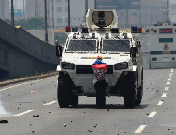 10 fotos icônicas dos protestos na Venezuela Fotos UOL Notícias