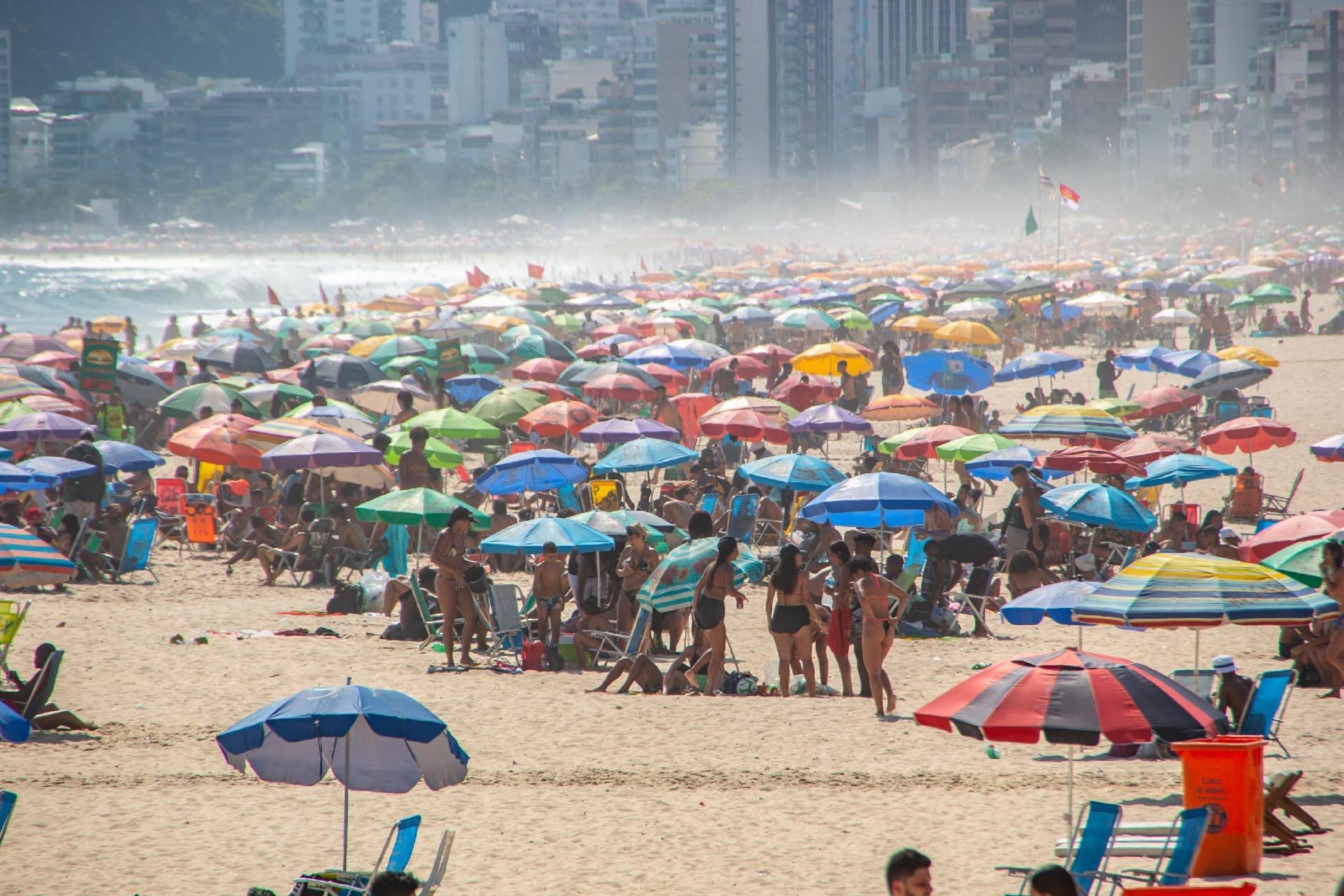 Cariocas voltam às praias apesar de alta de casos de covid 19 19 12