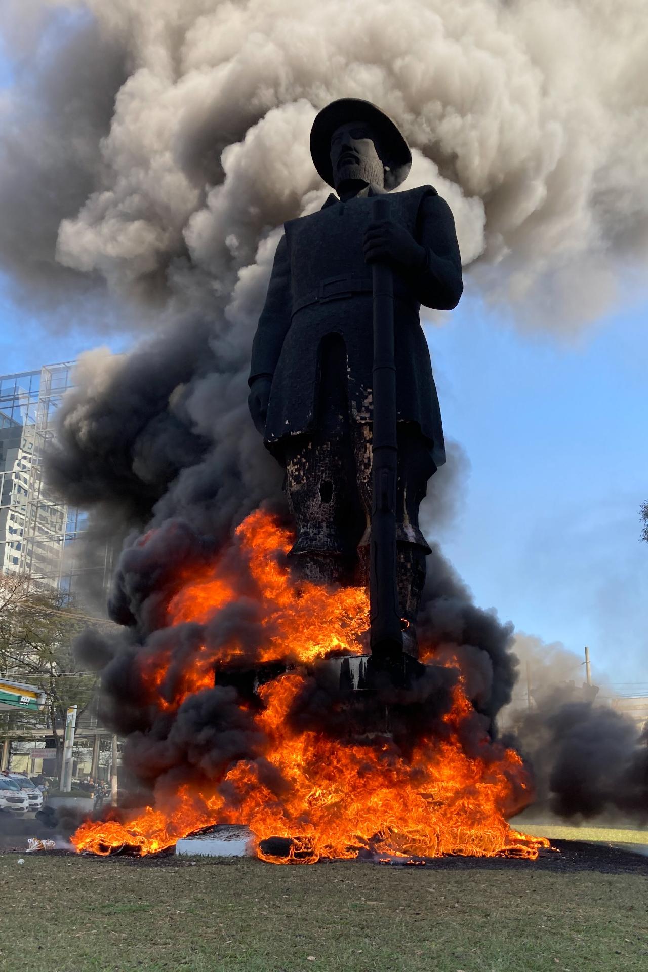 STJ manda soltar motoboy que participou de incêndio da estátua de Borba Gato