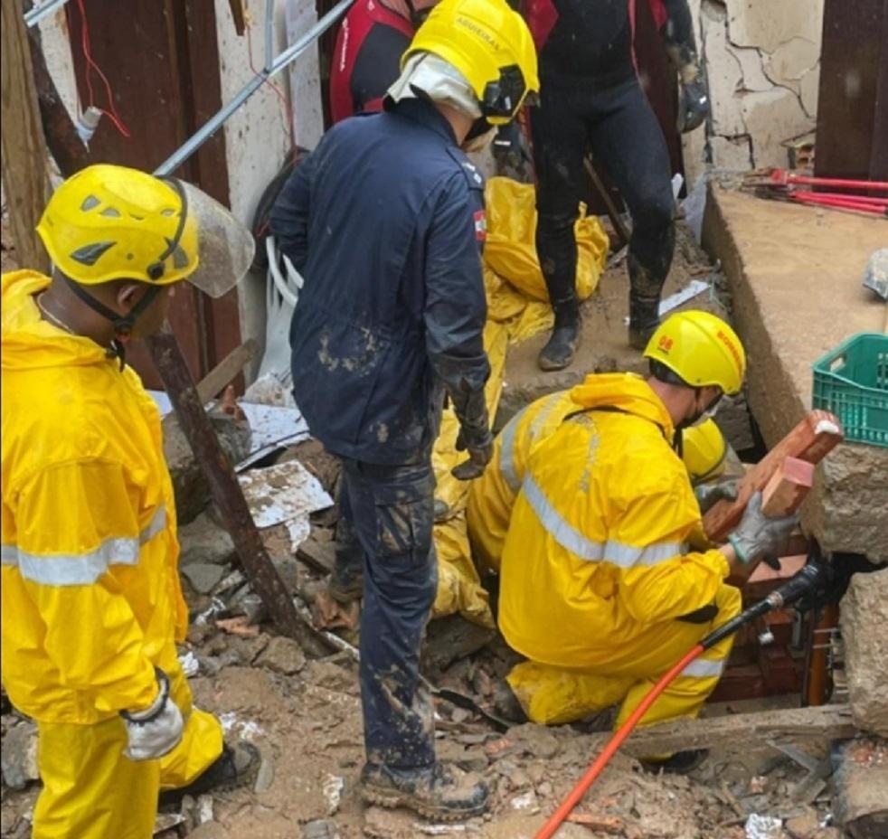 Mãe E Filha Morrem Em Florianópolis Após Chuva Causar Deslizamento De Terra 24012021 Uol 