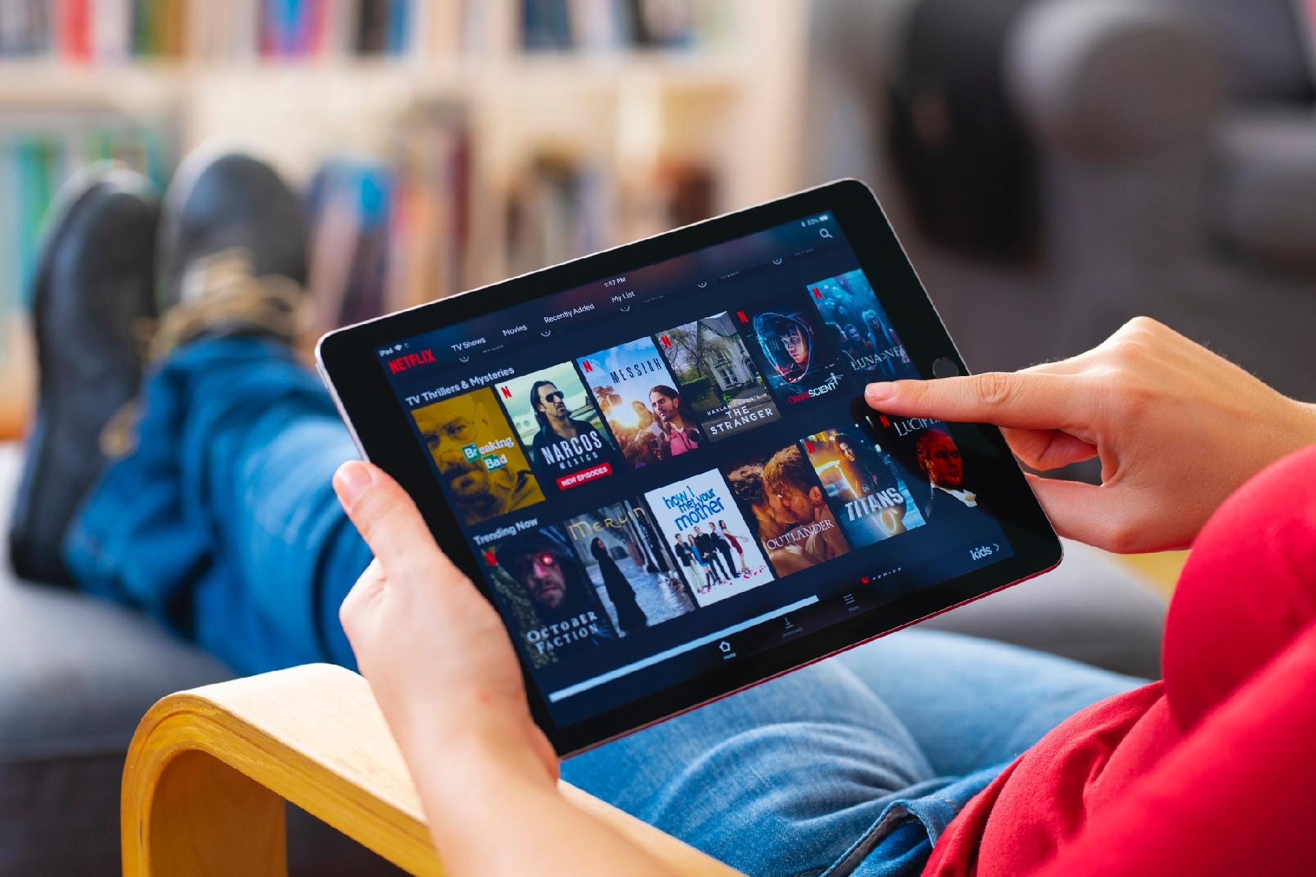 Netflix vai encerrar o plano básico para novos assinantes no Brasil. Quer  estimular modalidade com anúncios, Economia