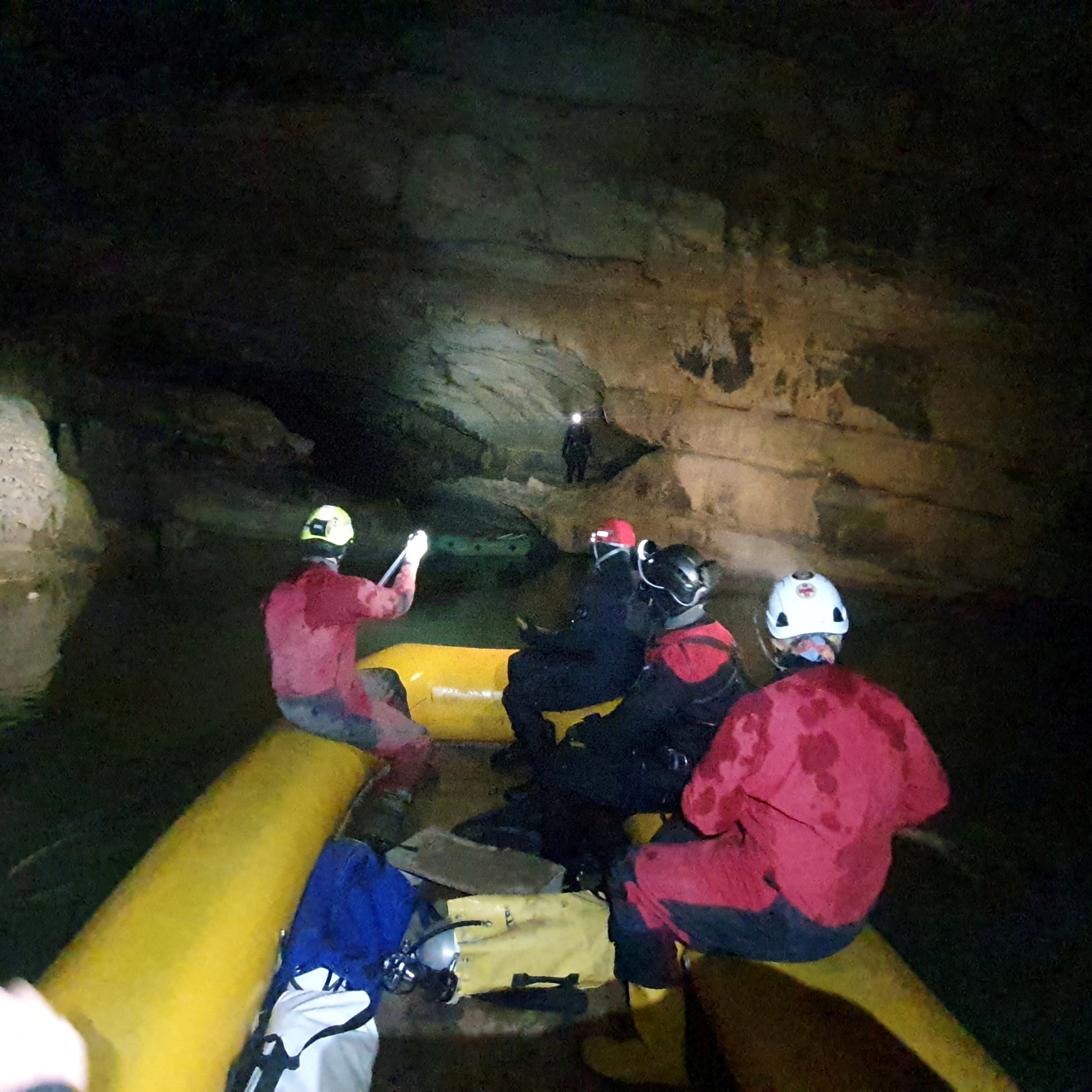 Cinco pessoas ficam presas em caverna na Eslovênia após fortes chuvas