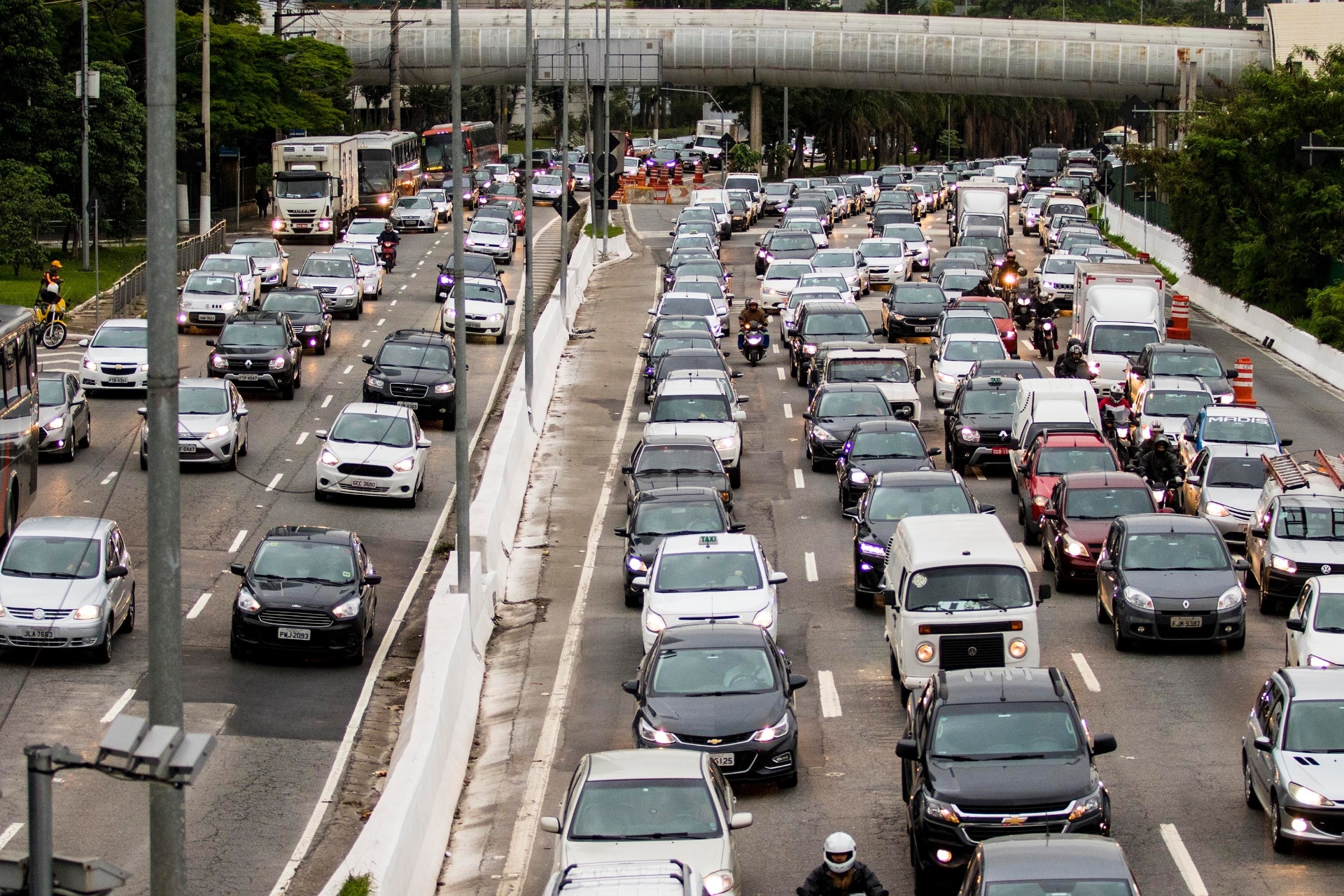 SP Viaduto cede e bloqueia pista