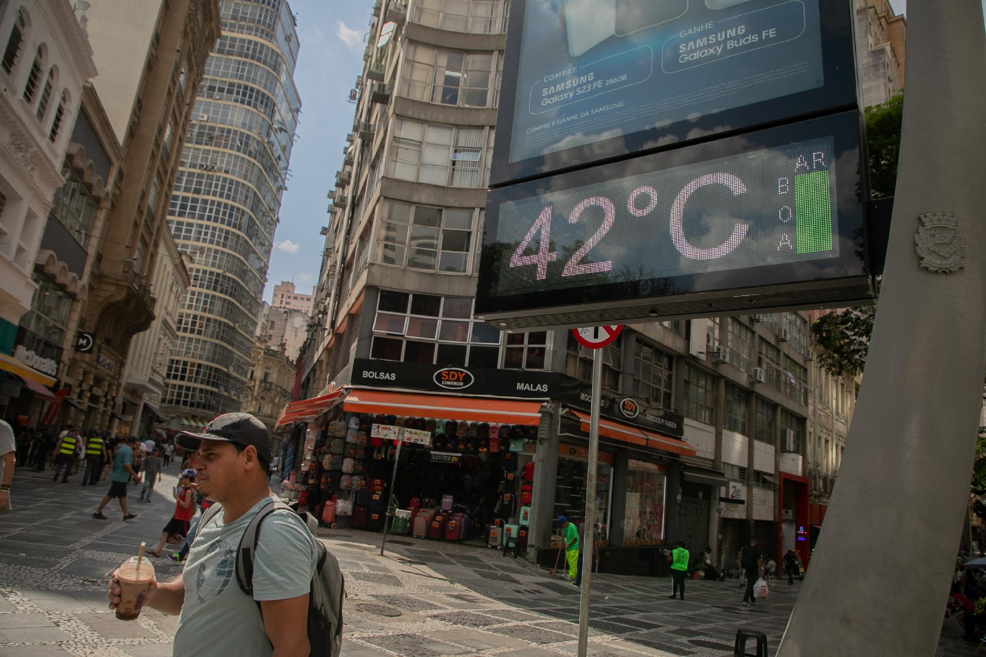 Estou vivo', tranquiliza o papa após cancelar ida à COP28 por bronquite