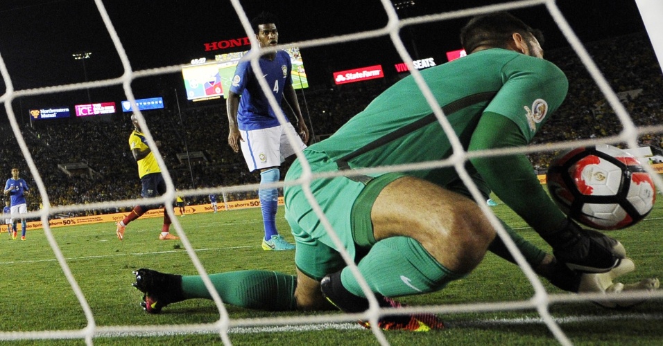 Alisson admite sorte em gol anulado, mas vê 'bola complicada' - Lance!