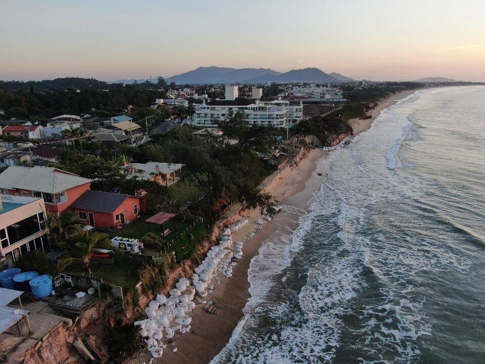 Bom Dia Santa Catarina, Muro desaba no bairro Pedra Branca, na Grande  Florianópolis