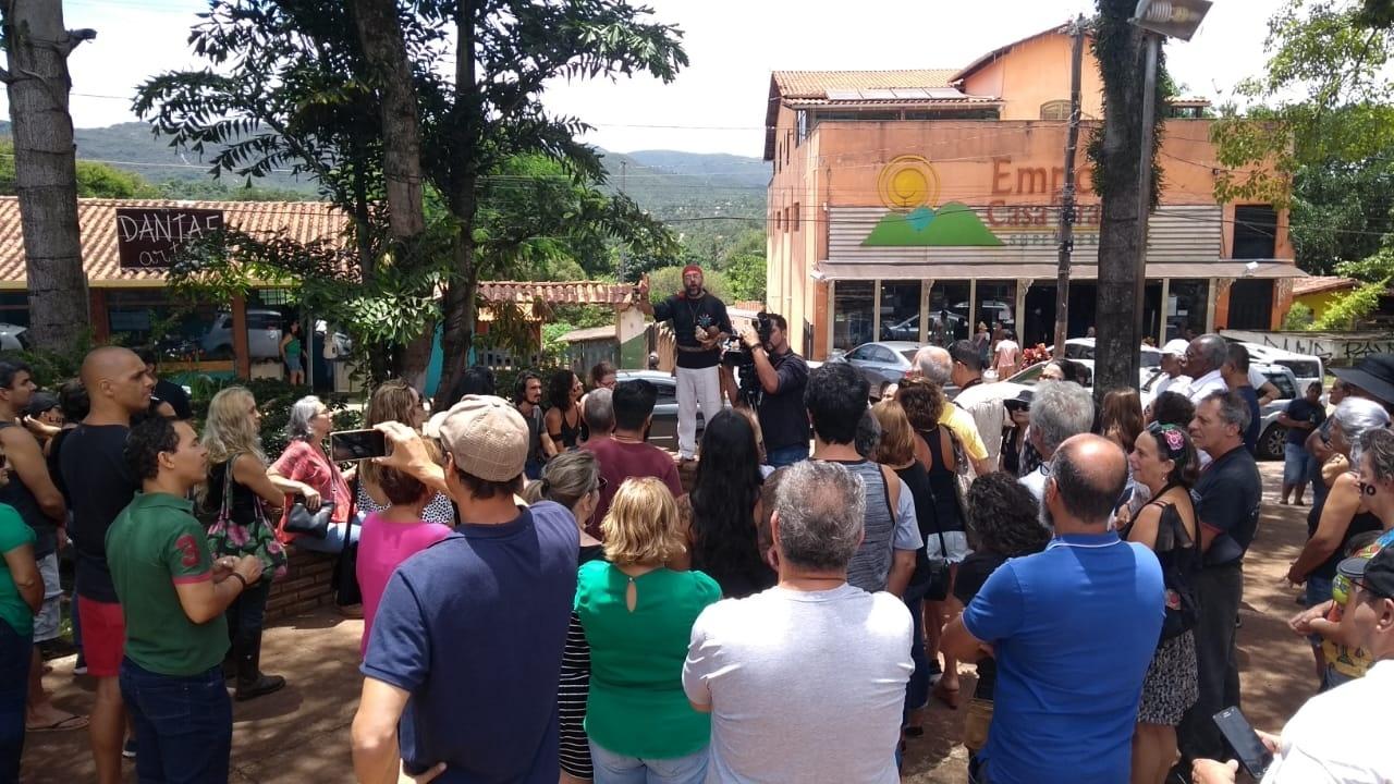 Moradores de Brumadinho fecham entrada da Mina da Jangada em protesto  contra decisão da Vale, Minas Gerais