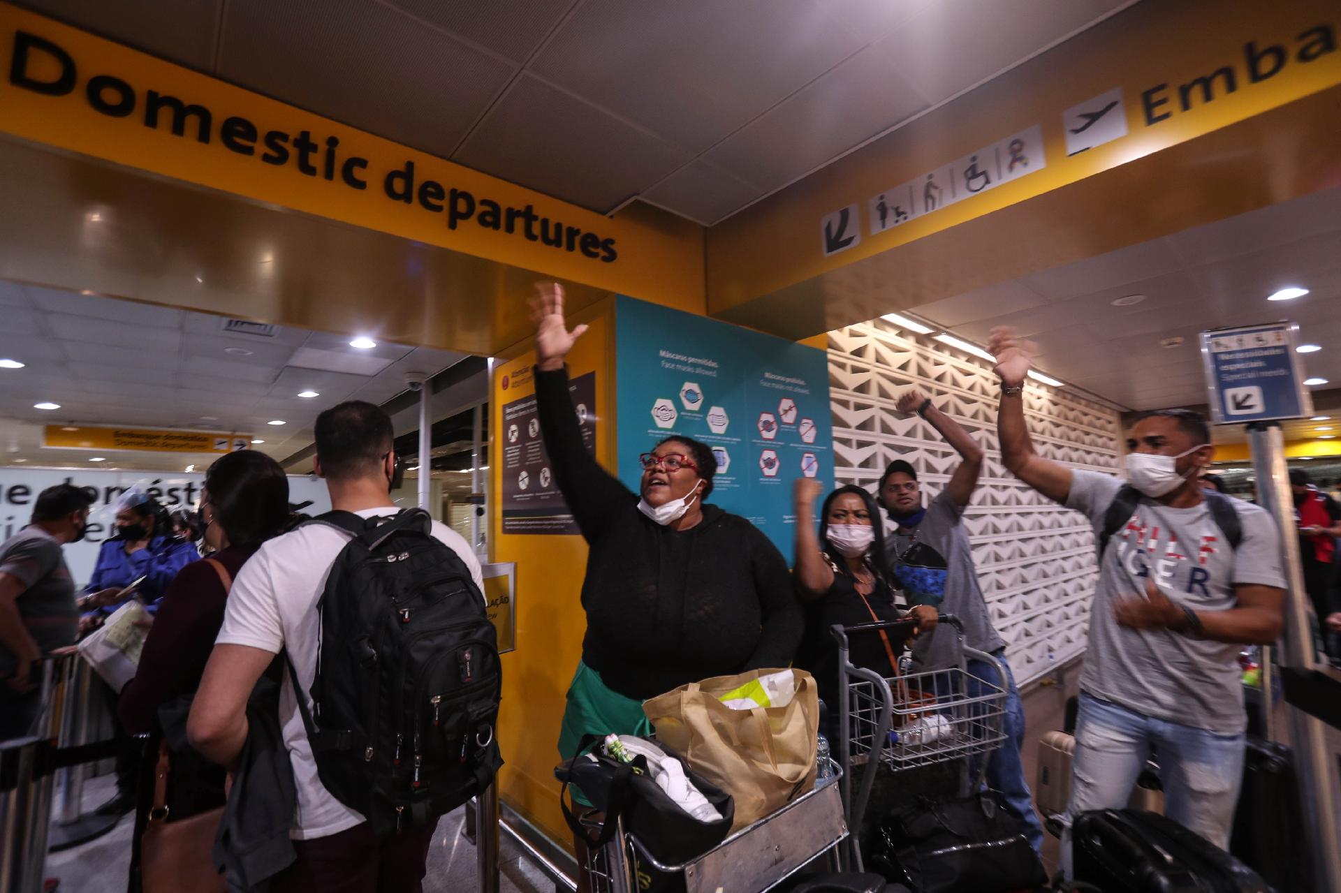 Fotos: Tumulto e espera: passageiros da Itapemirim sofrem com operação  suspensa - 18/12/2021 - UOL Economia