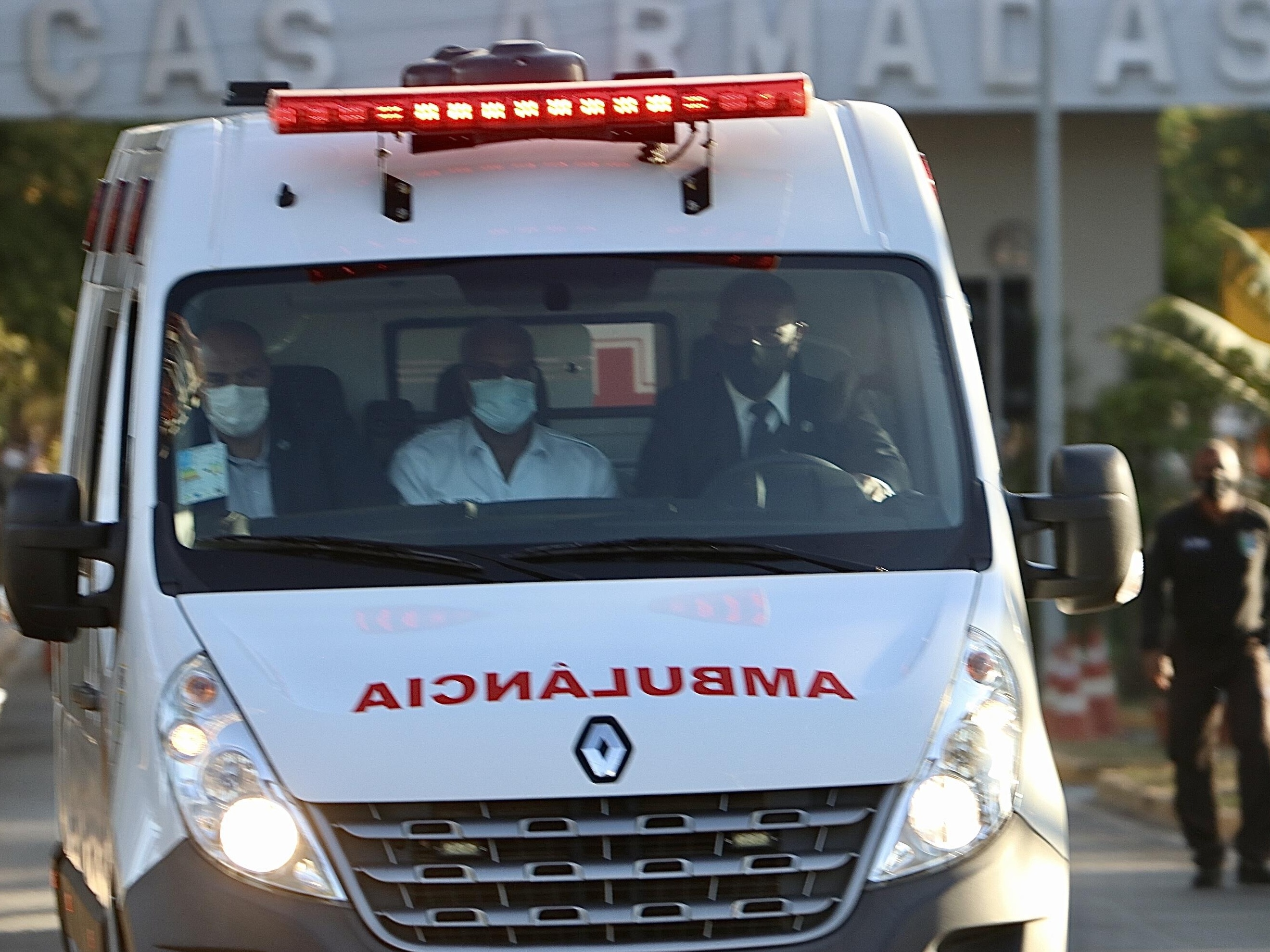 Ambulâncias podem tudo no trânsito ou estão desrespeitando as leis?