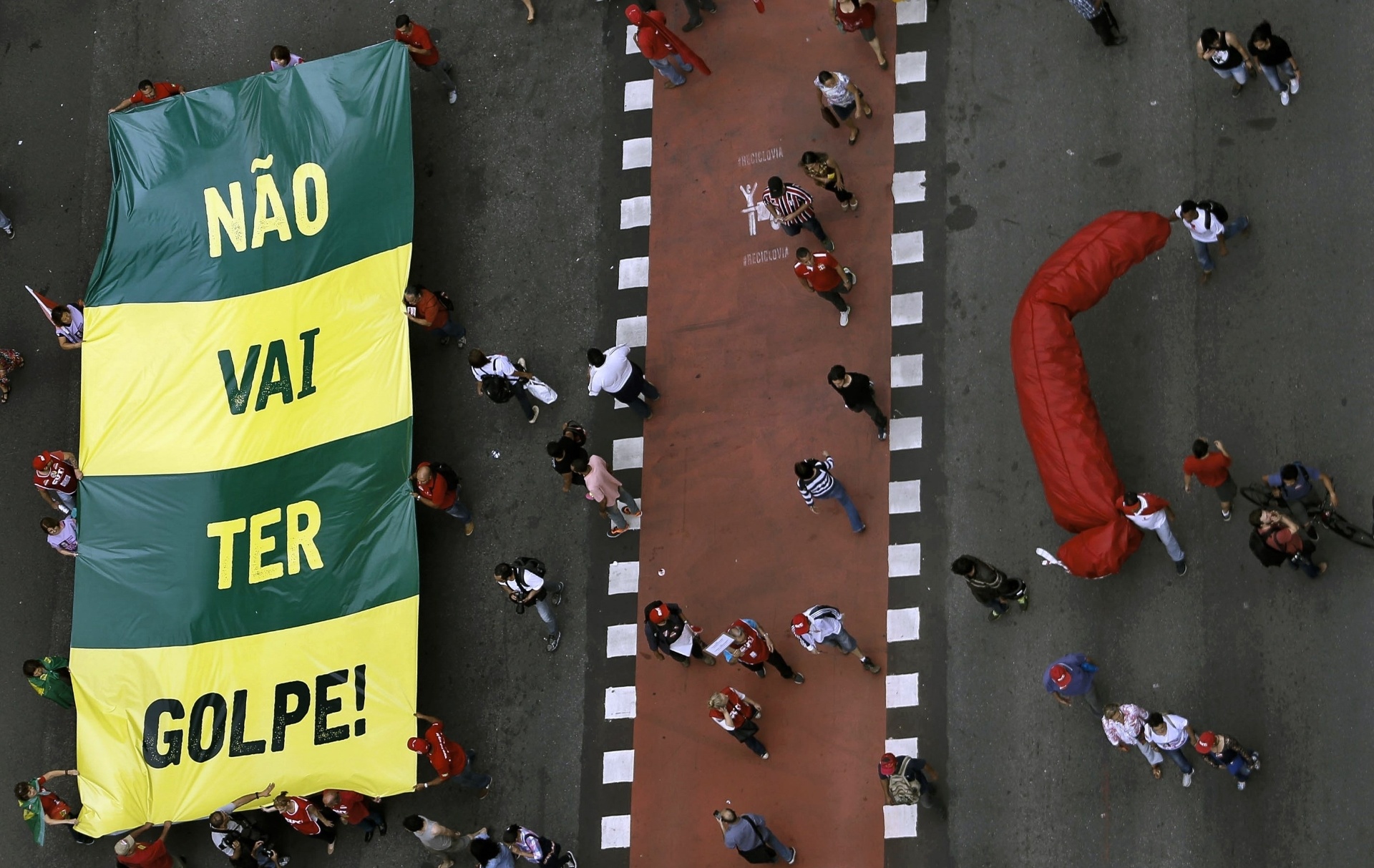 fotos as manifestações a favor e contra o impeachment em 60 imagens