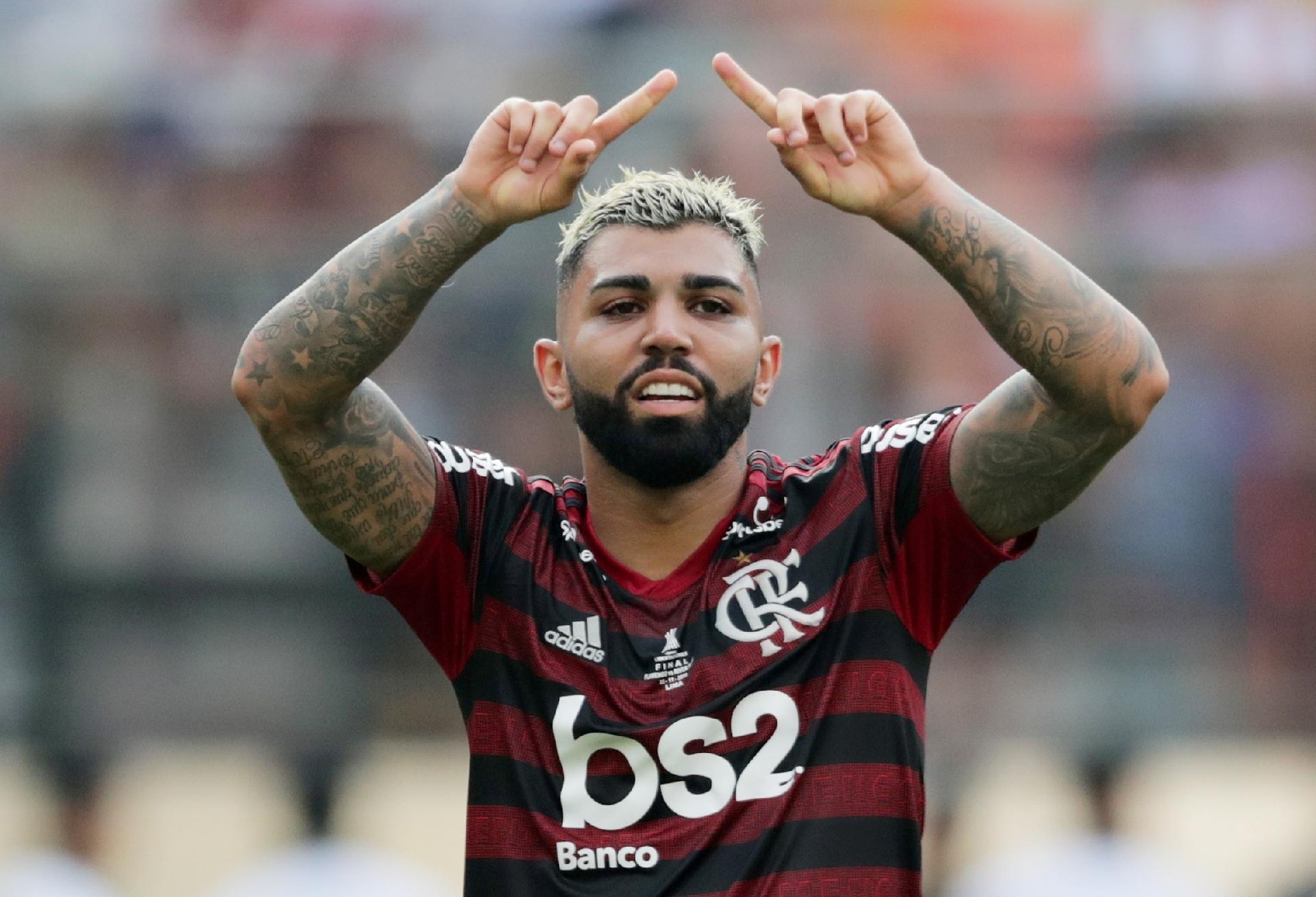 Torcedor faz tatuagem em homenagem a autor do gol da permanência